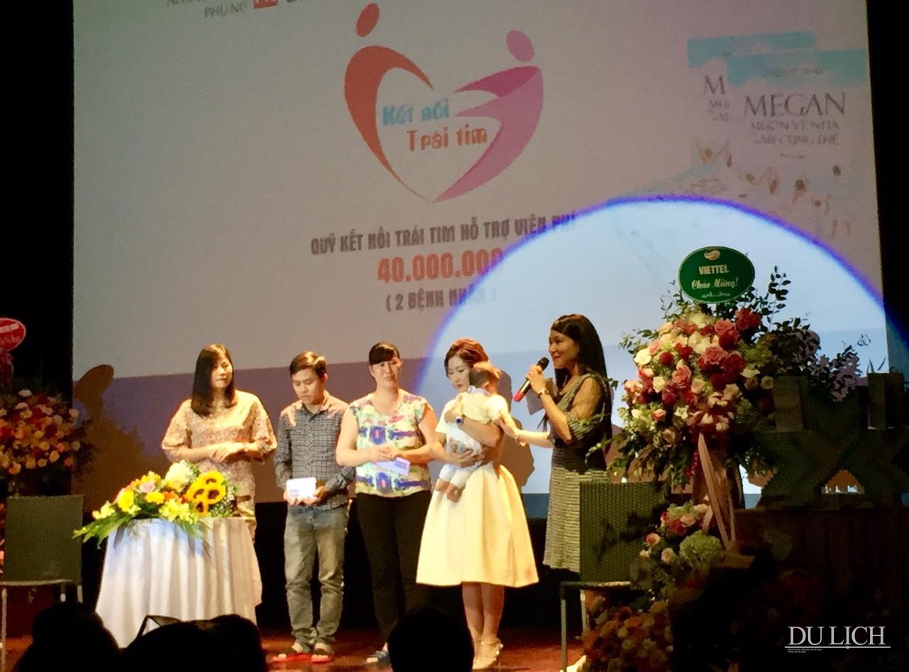 Tác giả Bạch Thái Hà cùng Quỹ Kết nối trái tim trao tặng phần quà cho hai gia đình bệnh nhi khó khăn